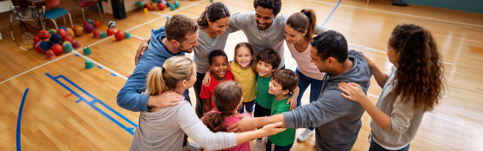 Kinder geschützt in einem Kreis